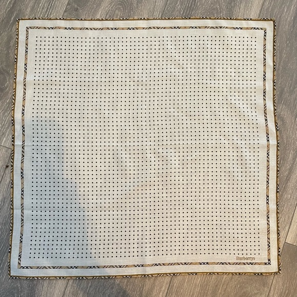 Burberry vintage clean 10/10 with a $400bundle. - Picture 7 of 9
